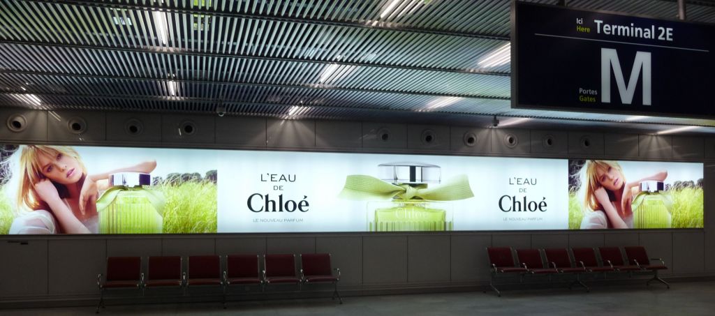 Affiche publicitaire avec caisson lumineux sur mesure.